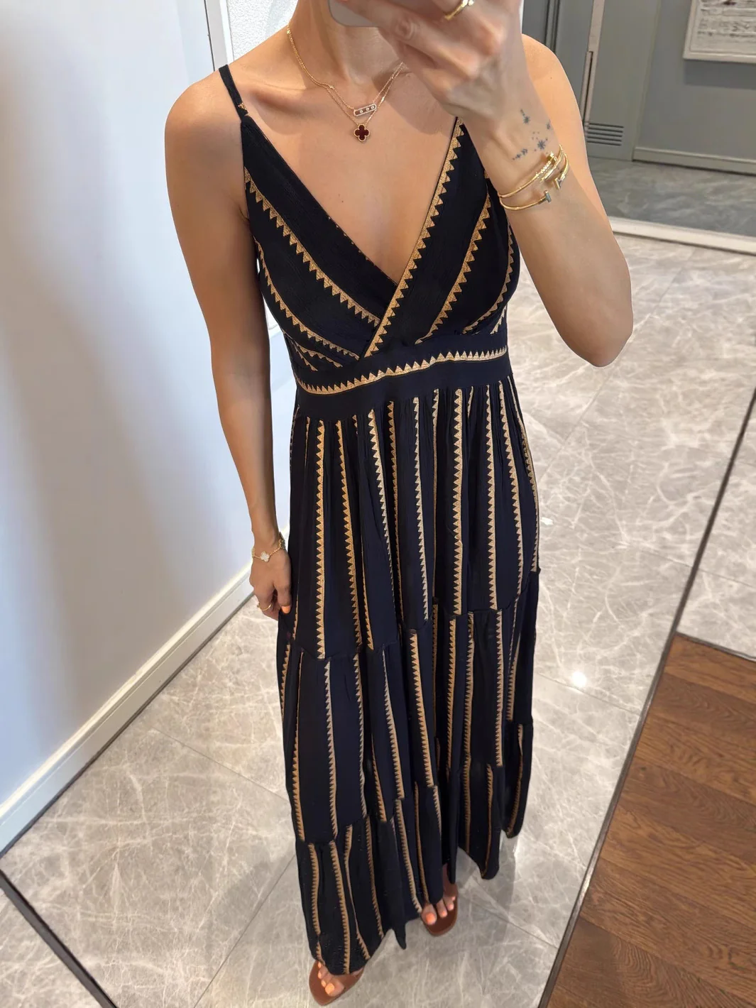 A Printed V-Neck Pleated Large Hem Dress - Image 2