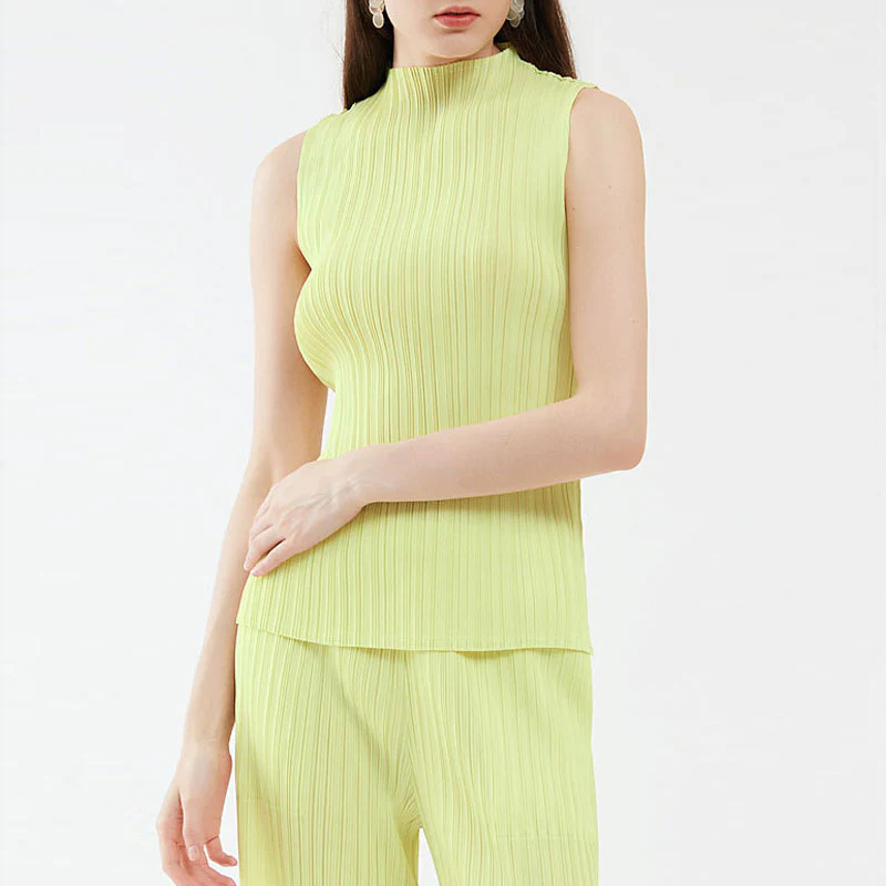 Comfy Solid Color Mock Neck Slim Fit Pleated Sleeveless Top - Image 9