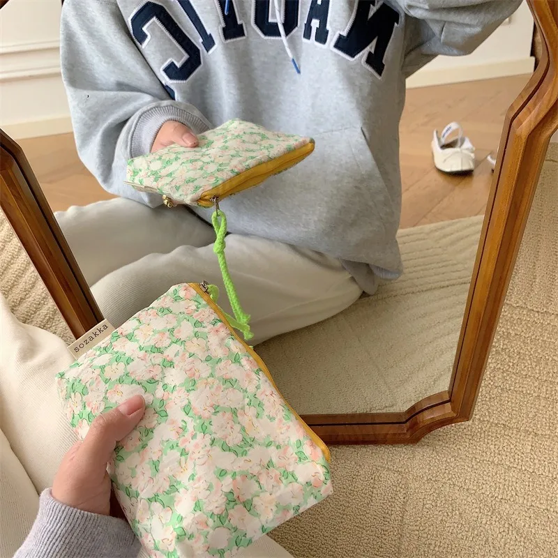 Cute Flower Make up Bag - Image 3