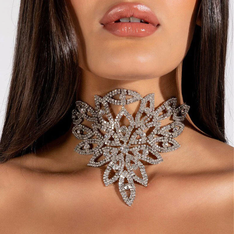 Delicate Floral Motif Rhinestone Embellished Choker NeckLace - Silver - Image 2