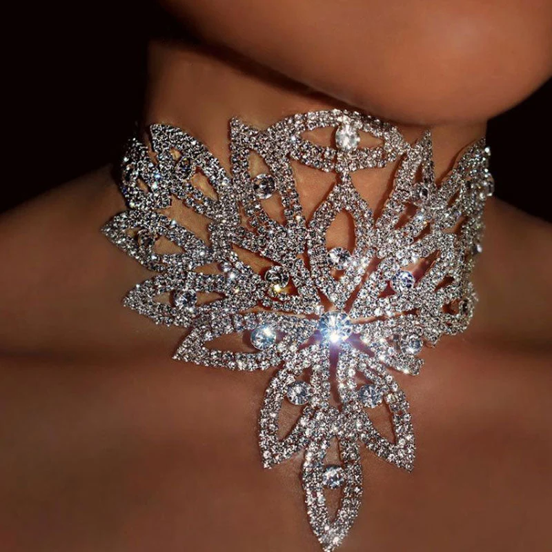 Delicate Floral Motif Rhinestone Embellished Choker NeckLace - Silver - Image 3