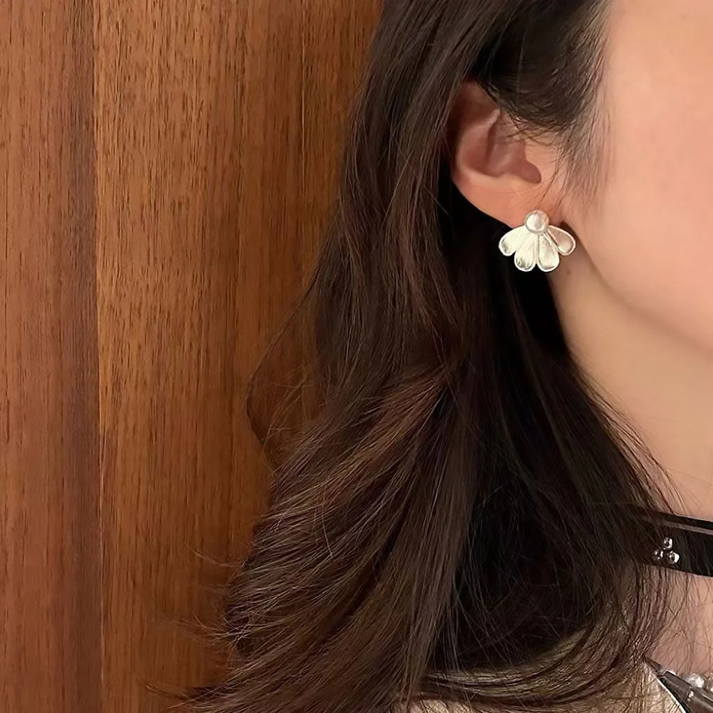 FOR YOU IN FULL BLOSSOM Luster Pearl Brushed Petal Stud Earrings - Image 3