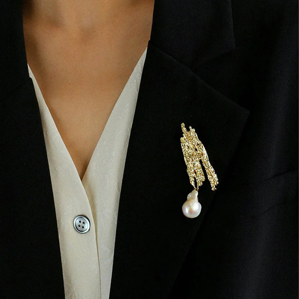 IT IS BAROQUE 18K Gold Plated Textured Lava Baroque Pearl Brooch - Image 2