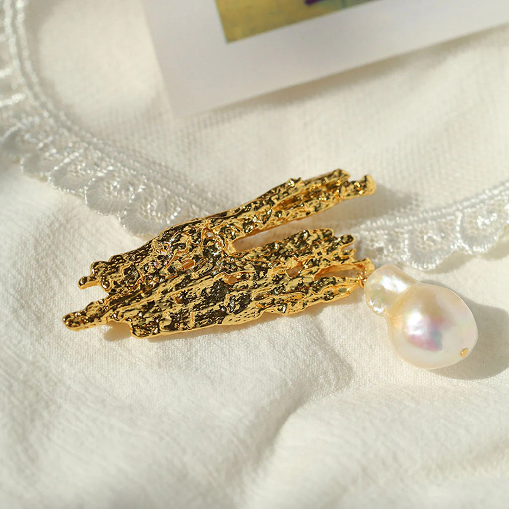IT IS BAROQUE 18K Gold Plated Textured Lava Baroque Pearl Brooch - Image 4