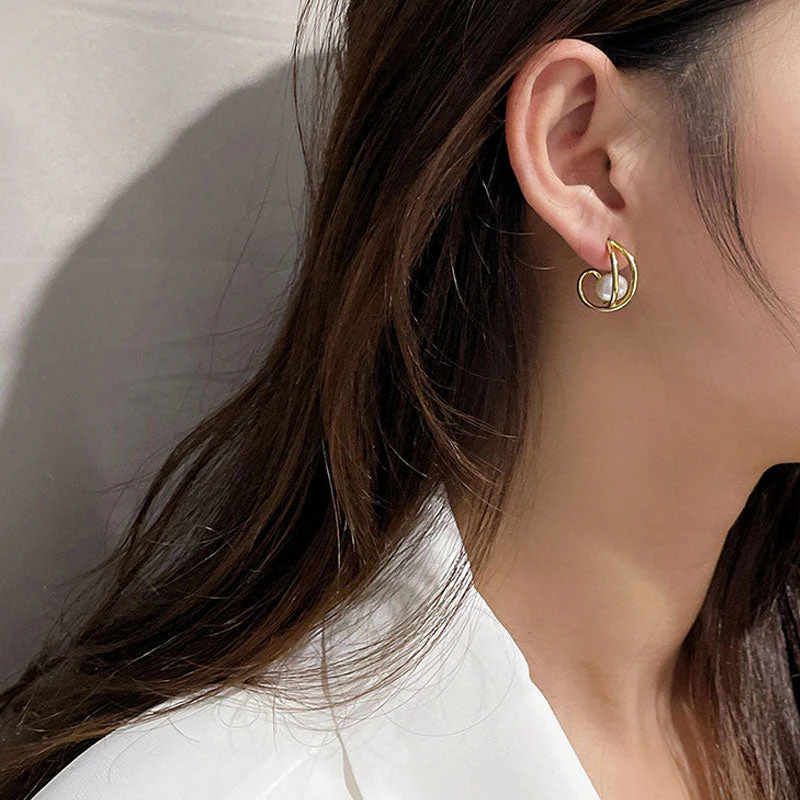 Luxe Two Tone 18K Gold Plated Sterling Silver Baroque Pearl Hoop Earrings - Image 3