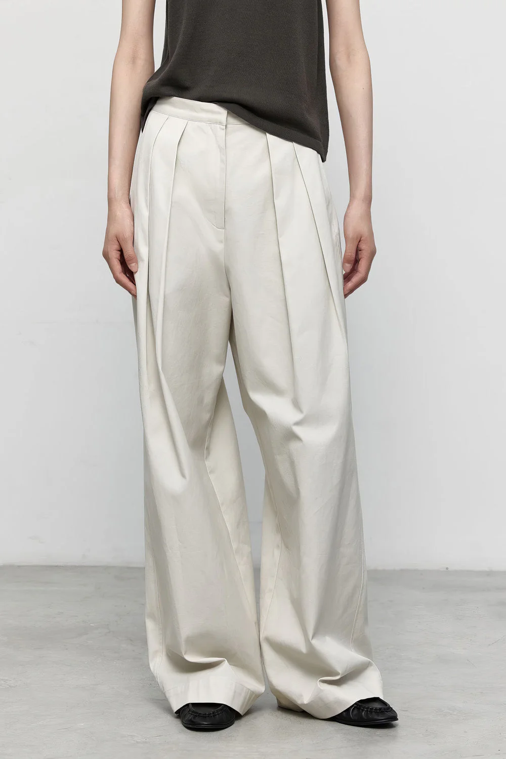 Oversized Pleated Trousers - Beige - Image 3