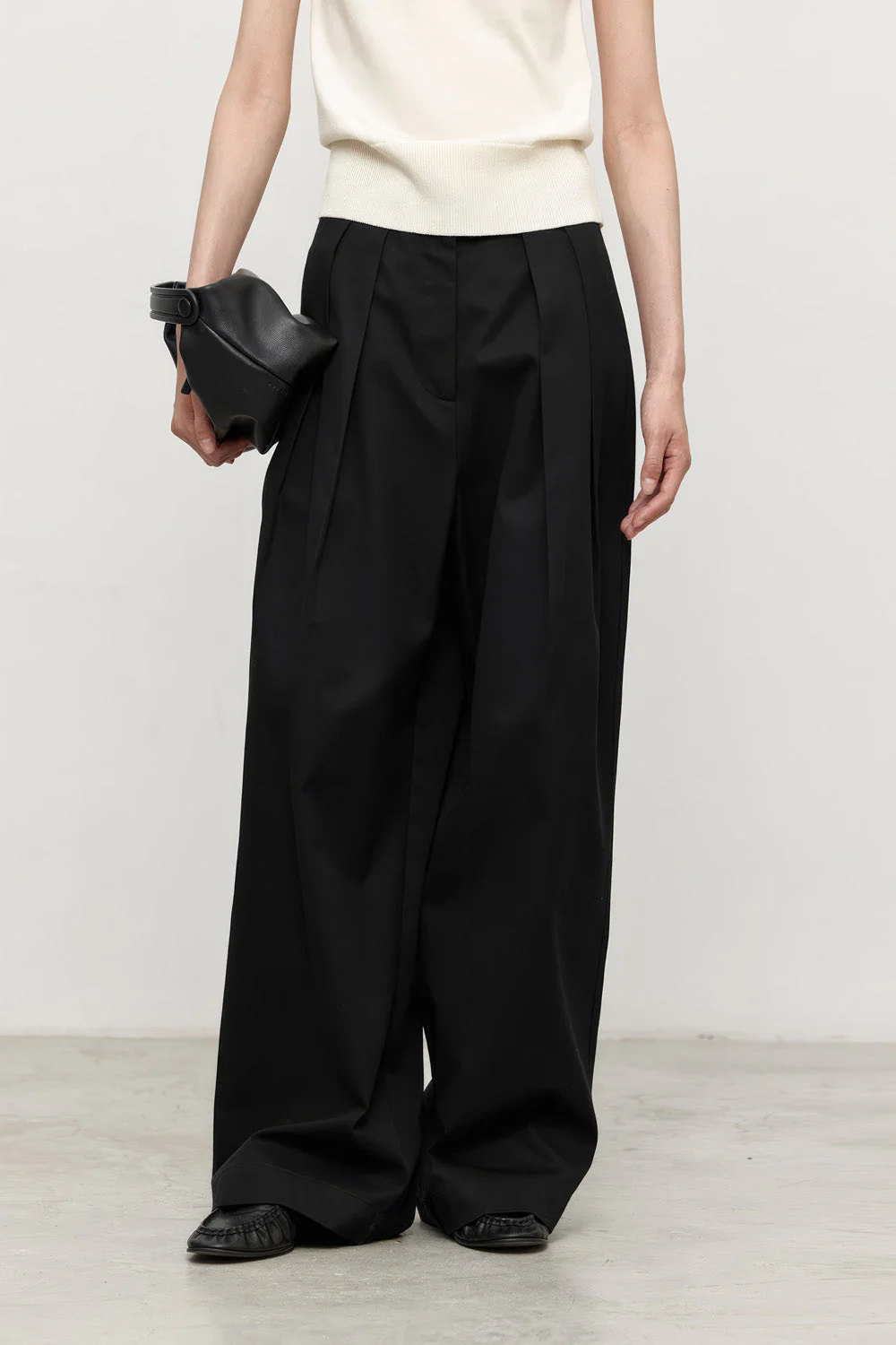 Oversized Pleated Trousers - Black - Image 2