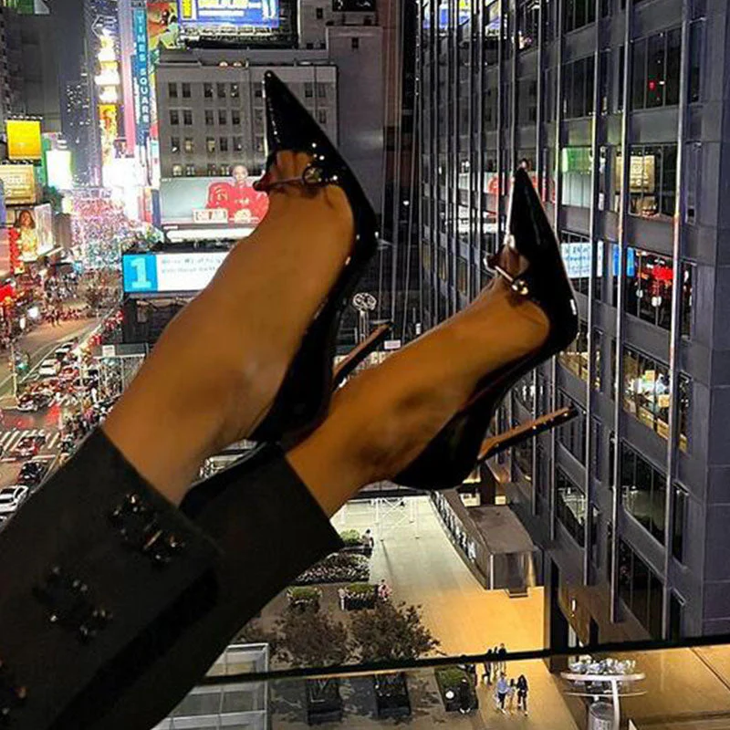 Sensual Metal Bar Detail Pointed Toe Patent Leather Stiletto Pumps - Black - Image 4
