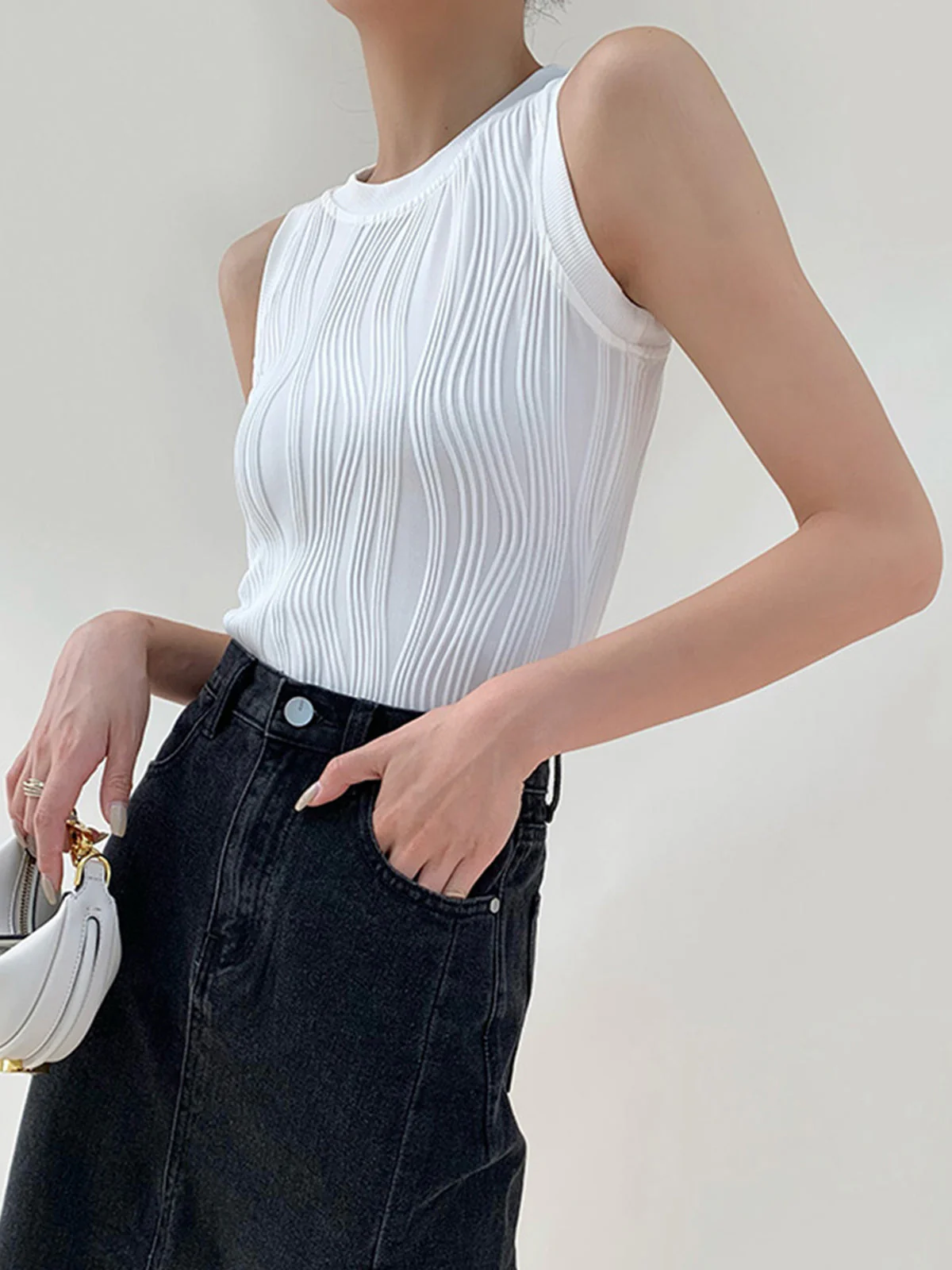 Solid Wavy Textured Tank Top - Image 3