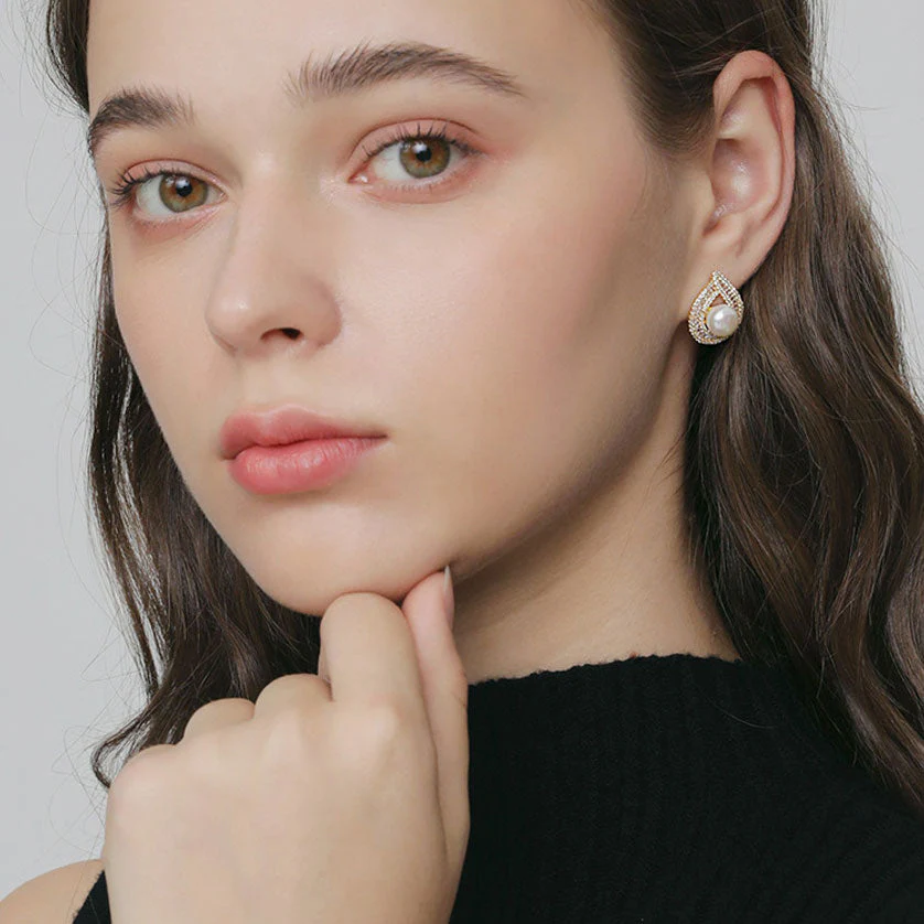 Sparkly Rhinestone Pearlized Trimmed Stud Earrings - Gold - Image 2