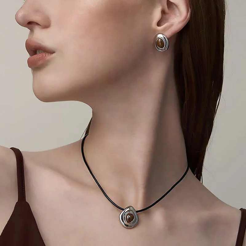 Vintage Sterling Silver Plated Serpentine Pendant Leather Collar NeckLace - Image 4