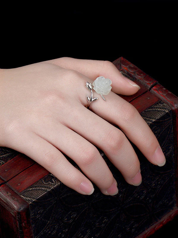 You Stun Me White Flower Rings - Image 4